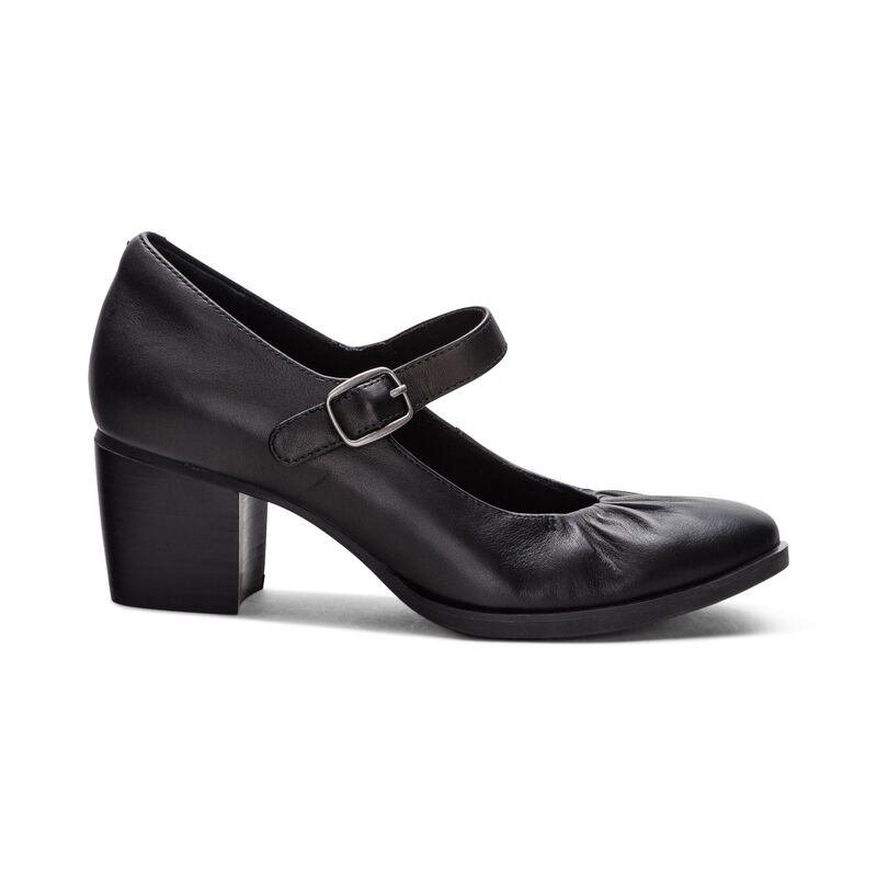 black pump heel right view